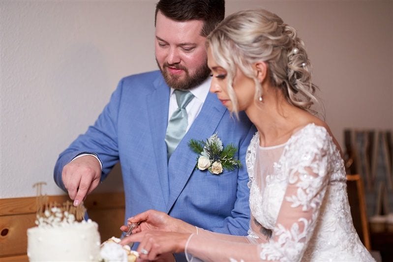 Kaylie + Bailey's wedding: cake cutting