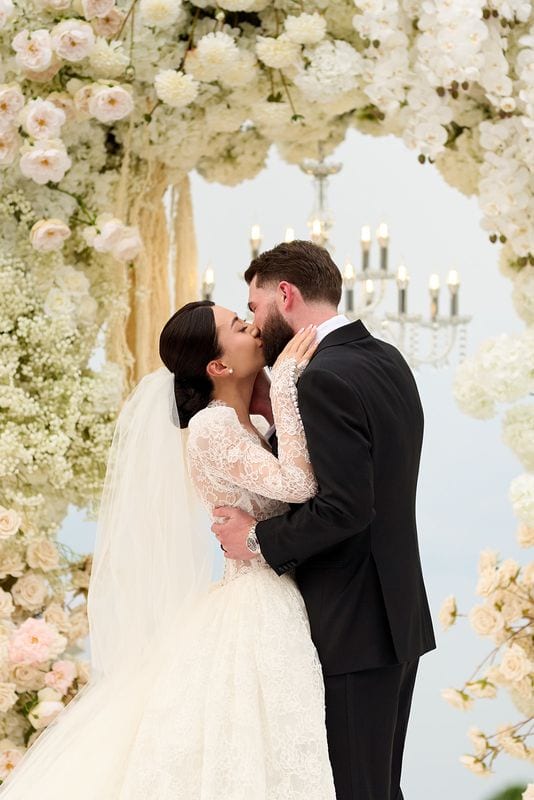 The kiss under the flower arch