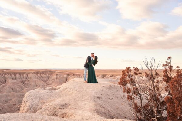 couple kissing on edge of cliff, badlands of south dakota, badlands engagement photographer